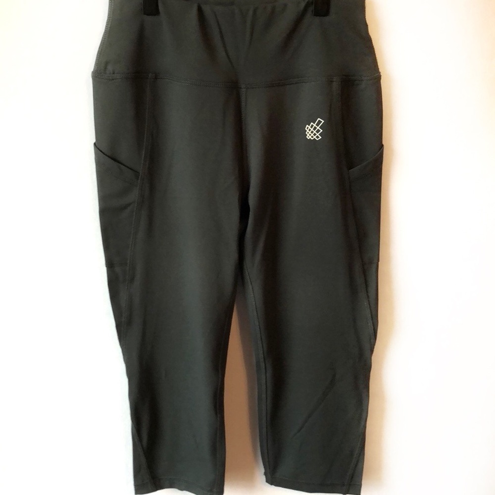 𝅺JED North Charcoal Gray Size Medium Capri Legging With Pockets